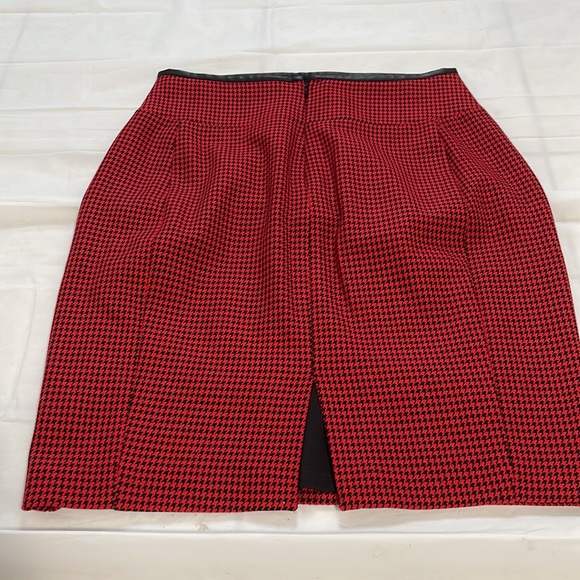 Express women’s red and black houndstooth skirt size 4 - Picture 3 of 9